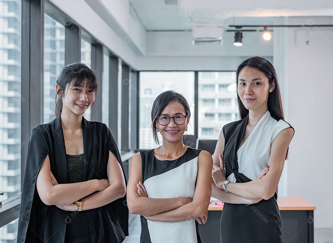 Retrato de mulheres no escritório de negócios moderno, olhe para a câmera