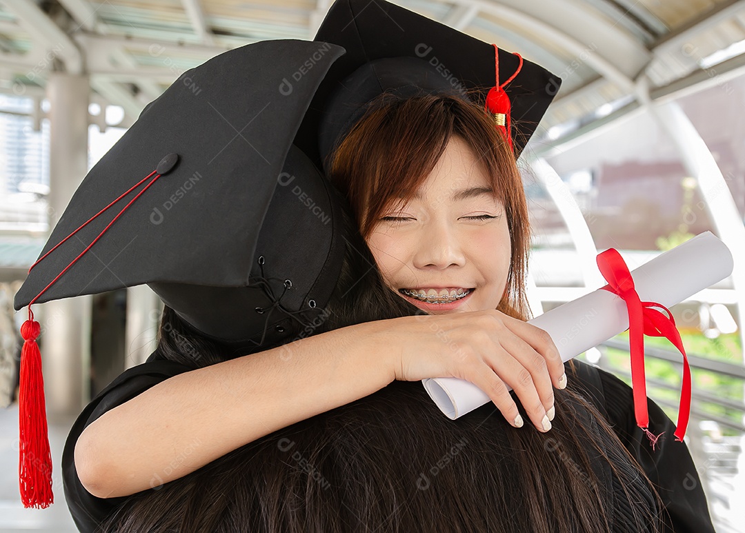 Jovem mulher asiática abraçando sua amiga e se divertindo