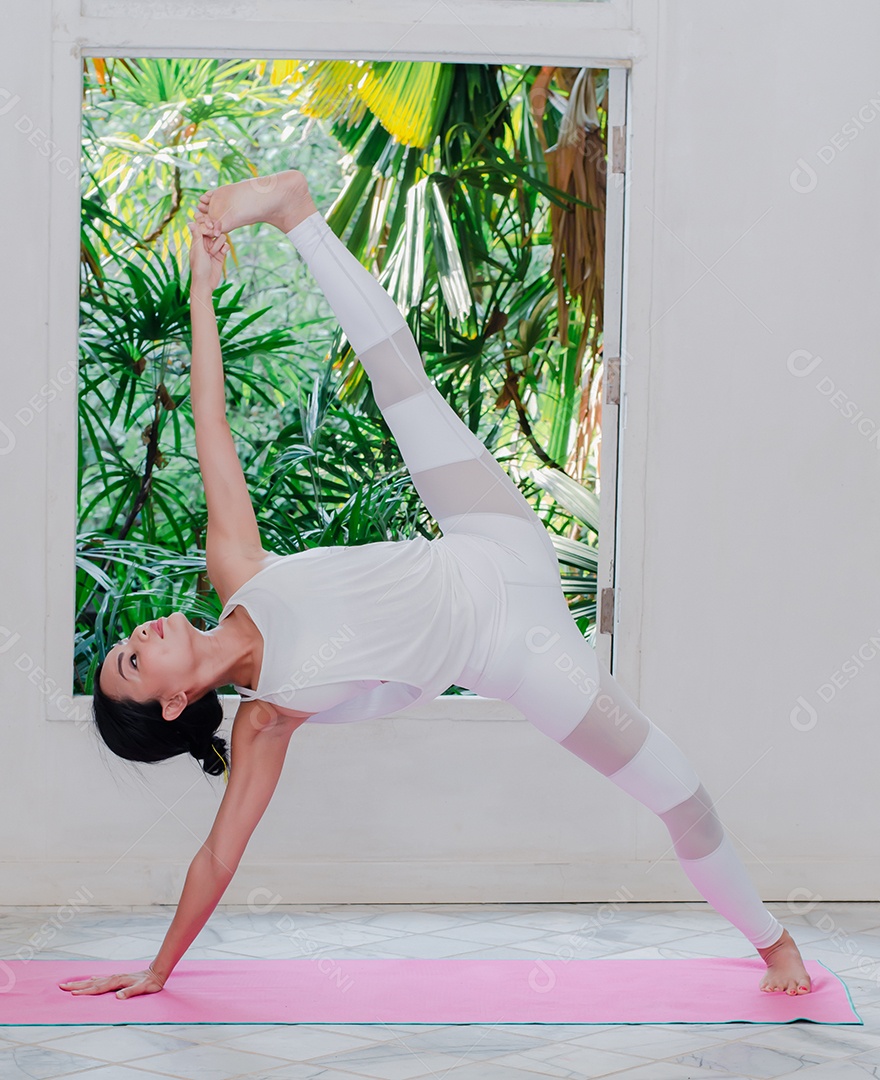Mulher asiática se exercitando em casa praticando ioga