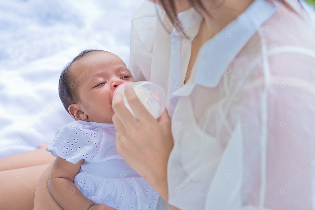 Bebê consome leite da mamadeira da mãe