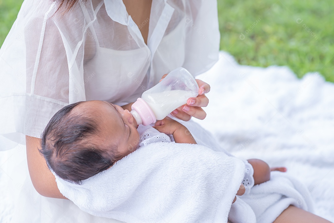 Bebê consome leite da mamadeira da mãe