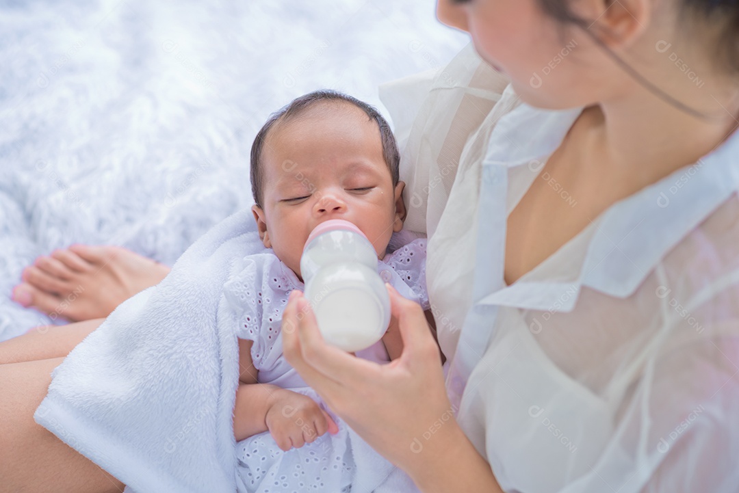 Bebê consome leite da mamadeira da mãe