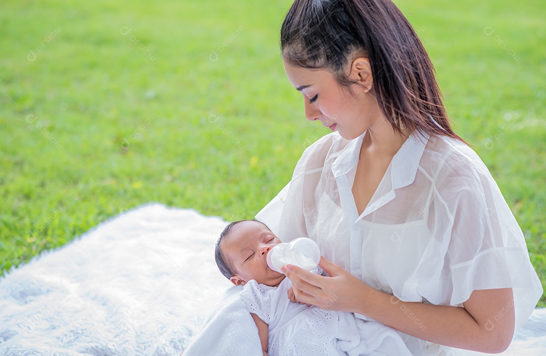 Bebê consome leite da mamadeira da mãe