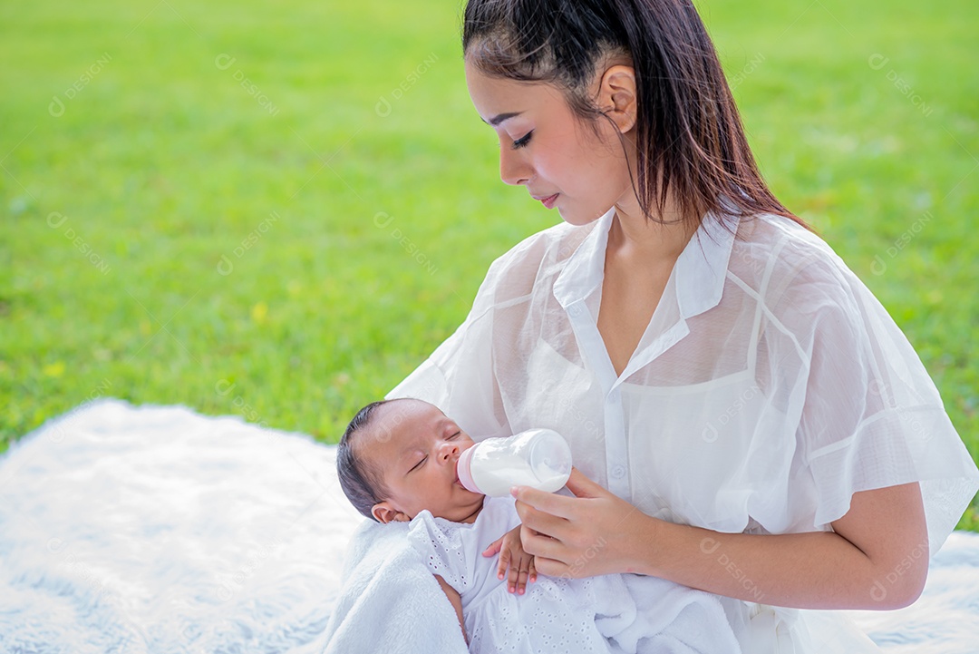 Bebê consome leite da mamadeira da mãe