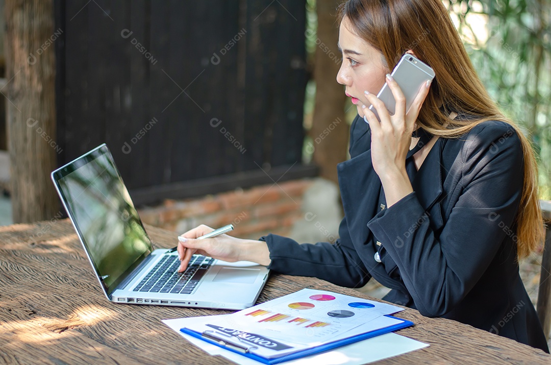 Linda mulher de negócios asiáticos usa notebook de computador