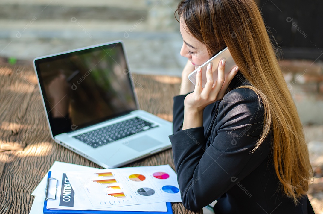 Linda mulher de negócios asiáticos usa notebook de computador