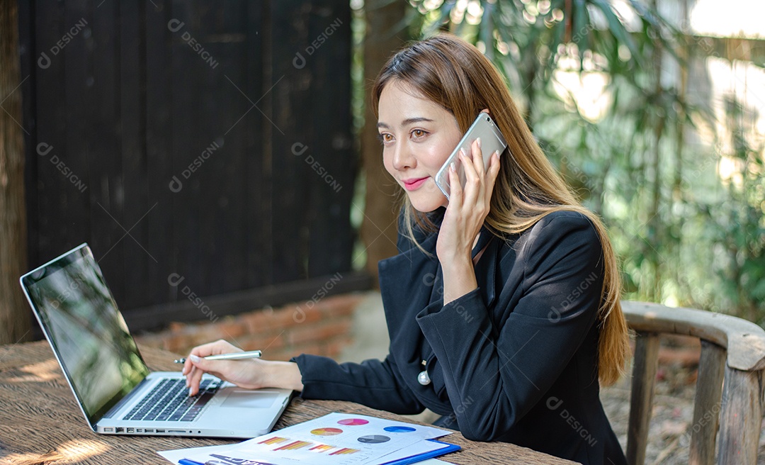 Linda mulher de negócios asiáticos usa notebook de computador