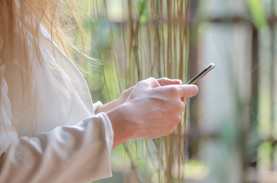 Linda mulher de negócios asiáticos usa telefone inteligente conversando com seu amigo, família interna.