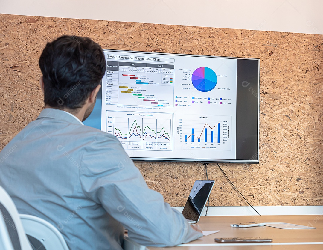 Homem de negócios falando equipe para alvo e plano de venda e marketing em exibição.