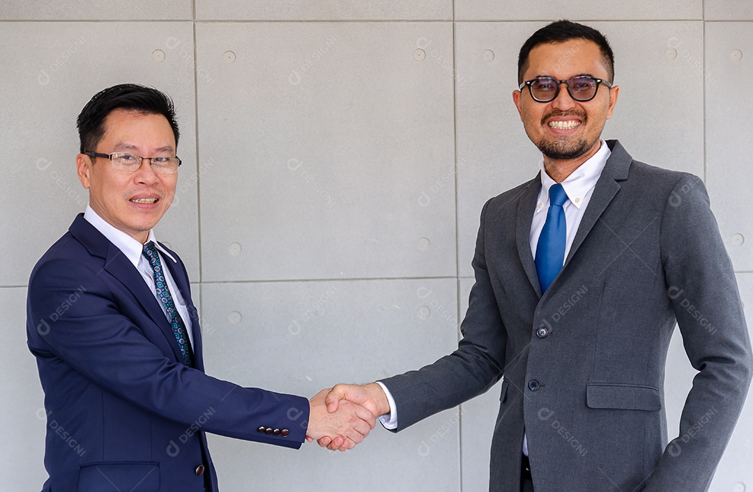 O homem de negócios aperta as mãos com as parcerias concordam em fazer negócios juntos ou se apresentam pela primeira vez.