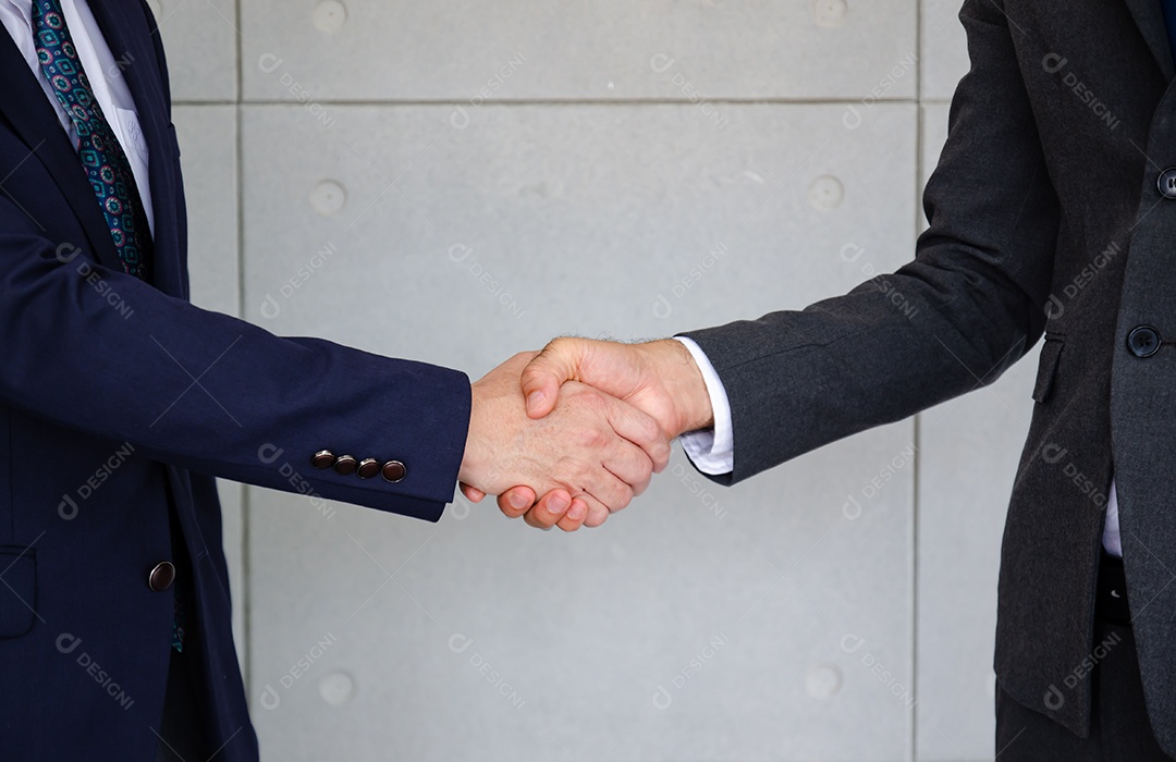 O homem de negócios aperta as mãos com as parcerias concordam em fazer negócios juntos ou se apresentam pela primeira vez.