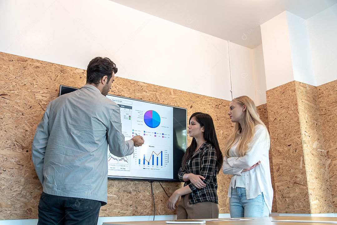 Equipe de reunião de homem de negócios para venda e marketing de alvo e plano.