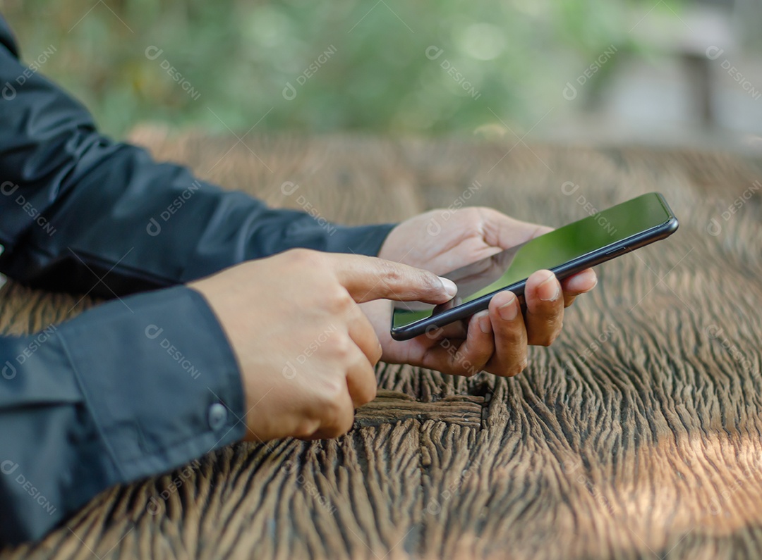 Homem de negócios usa telefones inteligentes para verificar e-mail, procurar mídia social, fazer compras online, jogar, internet banking, pagar conta.