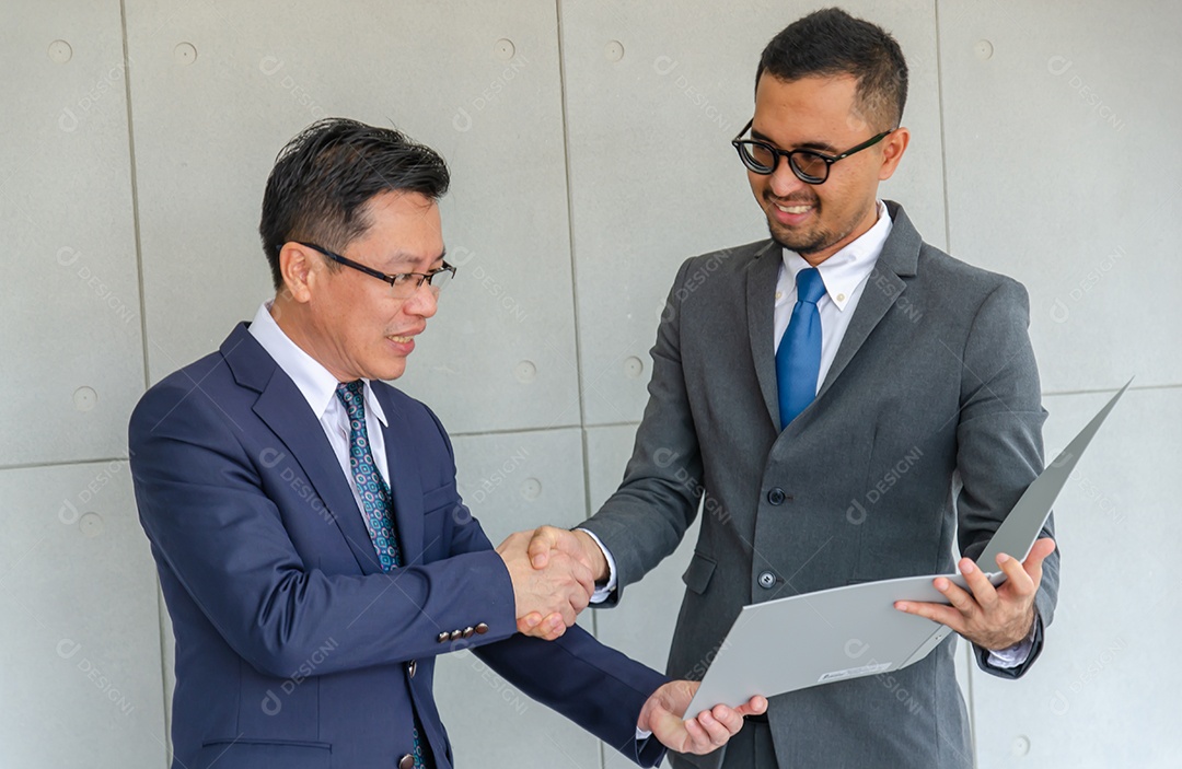 Homem de negócios aperta as mãos com as parcerias concordam em fazer negócios juntos ou se apresentam pela primeira vez.