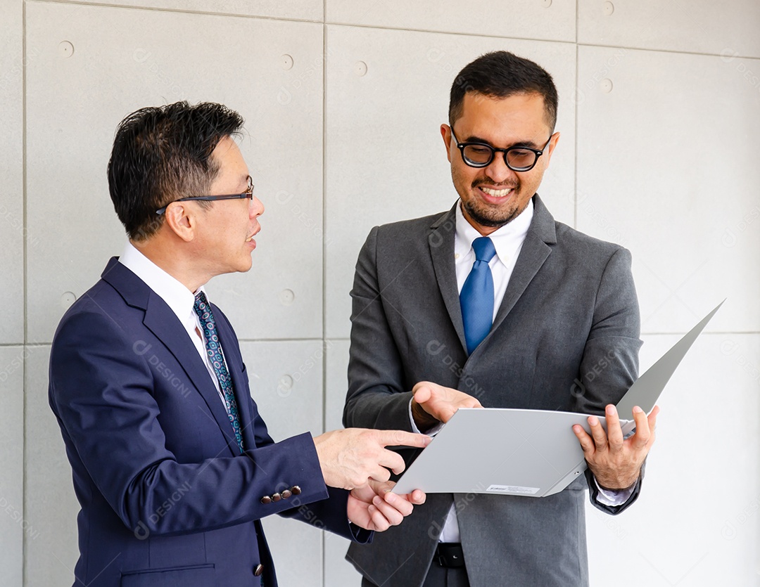 Homem de negócios discutindo e olhando arquivos sobre projetos futuros.