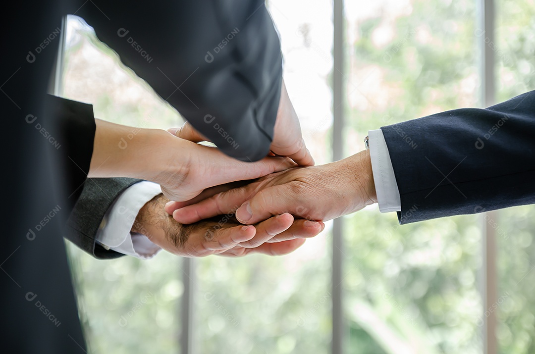 Empresários juntando as mãos. Conceito de unidade e trabalho em equipe.