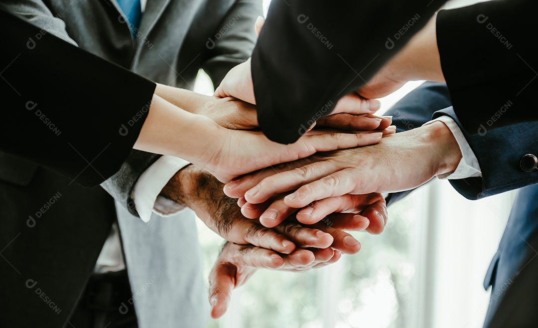 Empresários juntando as mãos. Conceito de unidade e trabalho em equipe.
