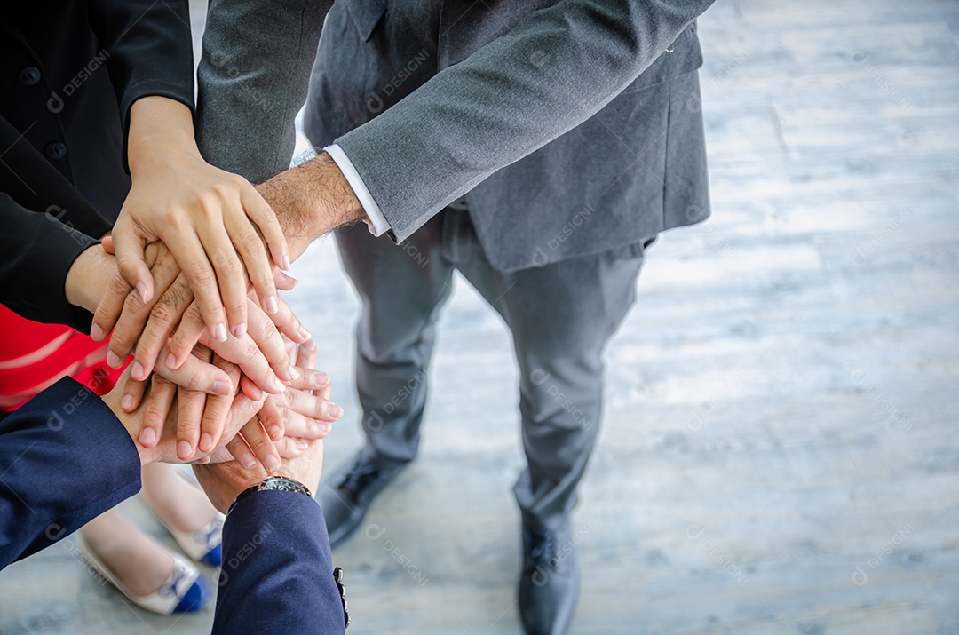 Empresários juntando as mãos. Conceito de unidade e trabalho em equipe.