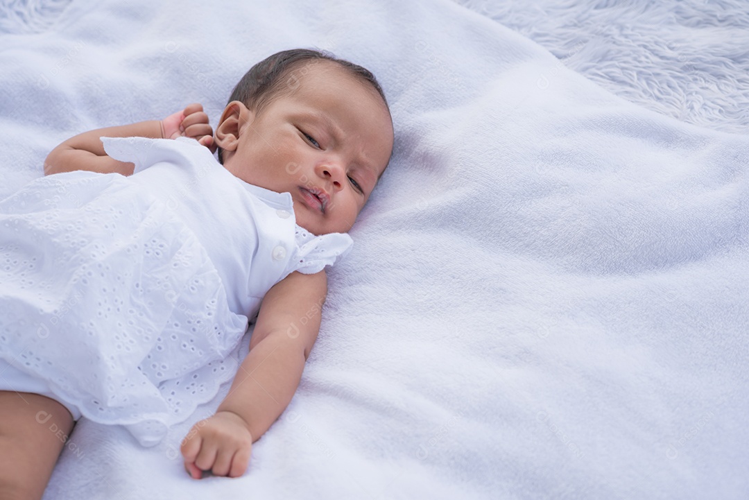 Bebê recém-nascido dormindo na almofada branca