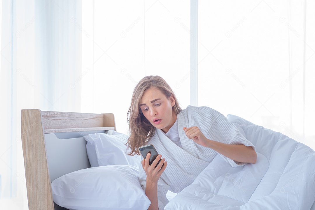 Mulher usa celular na cama, menina usa celular olha mídia social, compras online, internet banking, pagar conta.