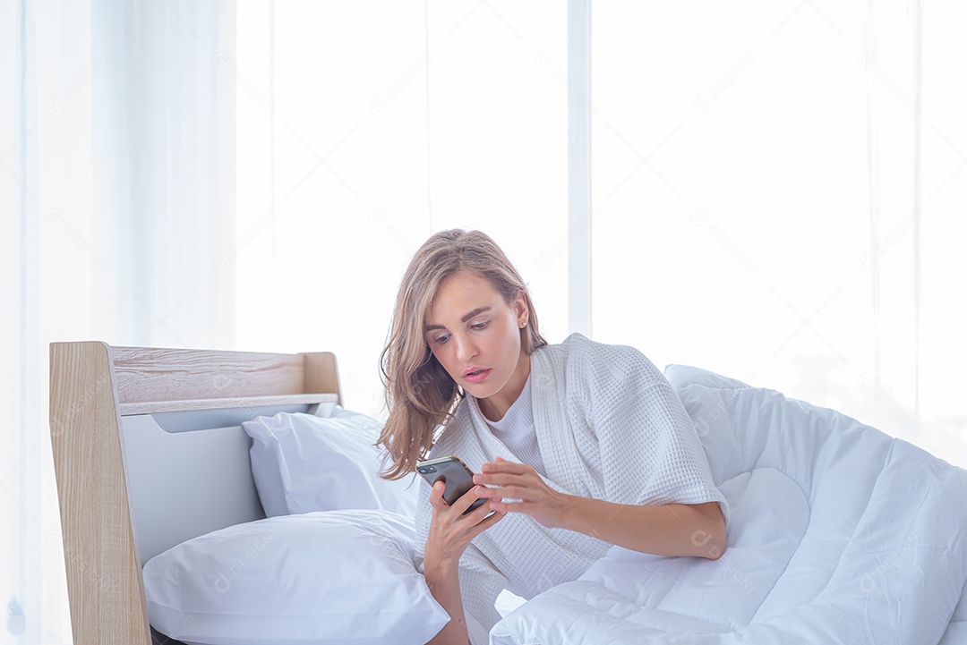 Mulher fica chocada ou surpresa ao usar um telefone celular.