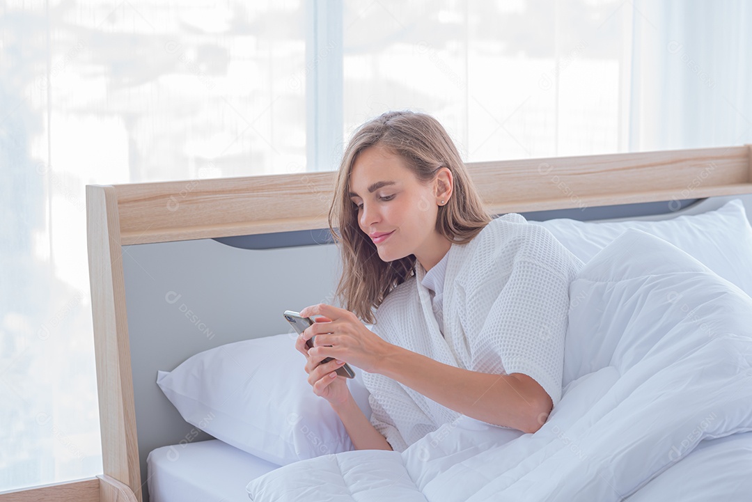 Mulher fica chocada ou surpresa ao usar um telefone celular.