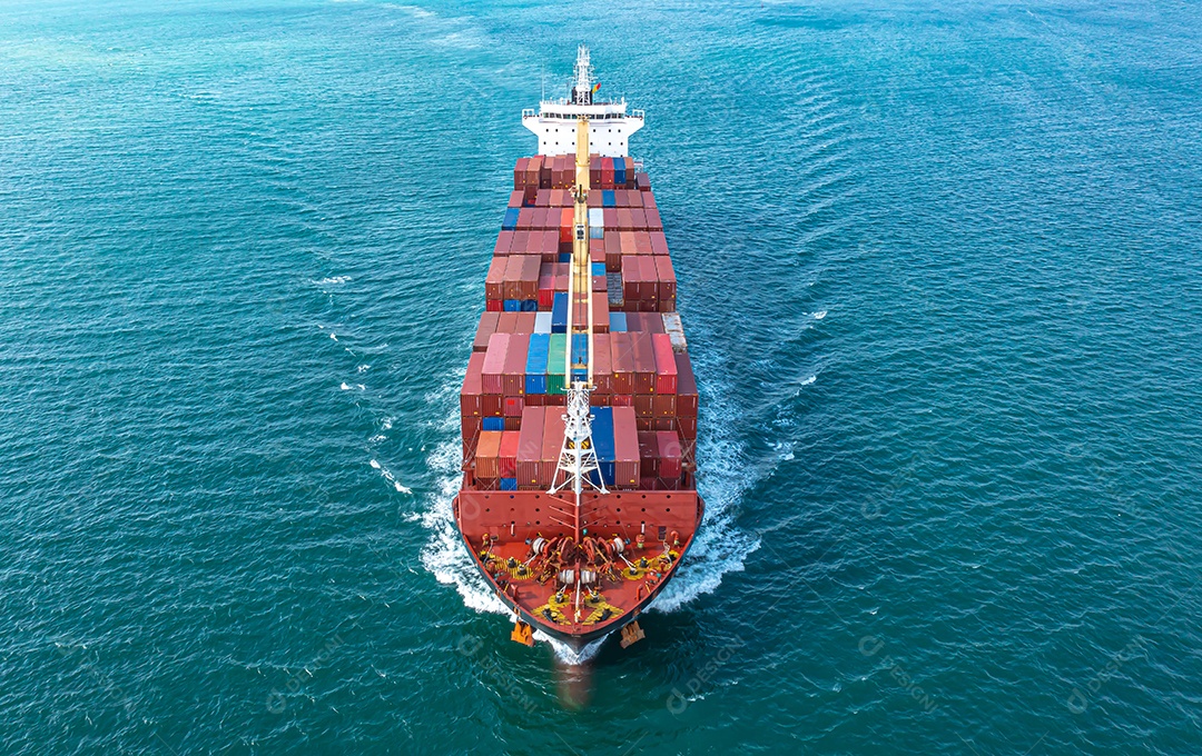 Vista aérea Contêiner em portos industriais no ramo de importação, exportação, logística e transporte marítimo internacional, carregamento de contêineres com guindastes,