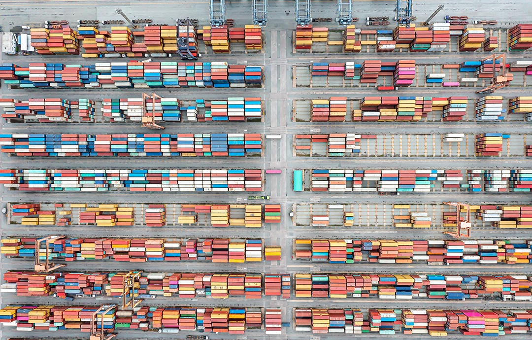 Vista aérea Contêiner em portos industriais no ramo de importação, exportação, logística e transporte marítimo internacional, carregamento de contêineres com guindastes,