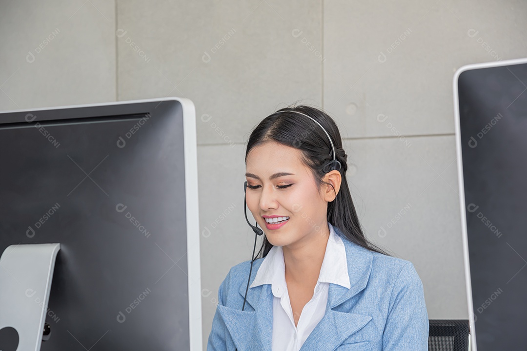 Mulher bonita asiática trabalhando Suporte ao cliente de serviço de call center ou agente de vendas dar conselhos e ajudar a resolver problemas para os clientes.