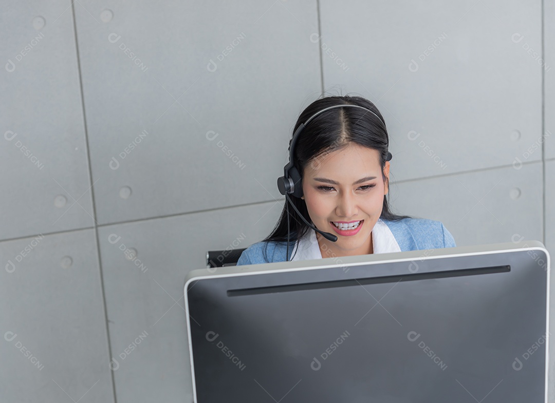 Mulher bonita asiática trabalhando Suporte ao cliente de serviço de call center ou agente de vendas dar conselhos e ajudar a resolver problemas para os clientes.