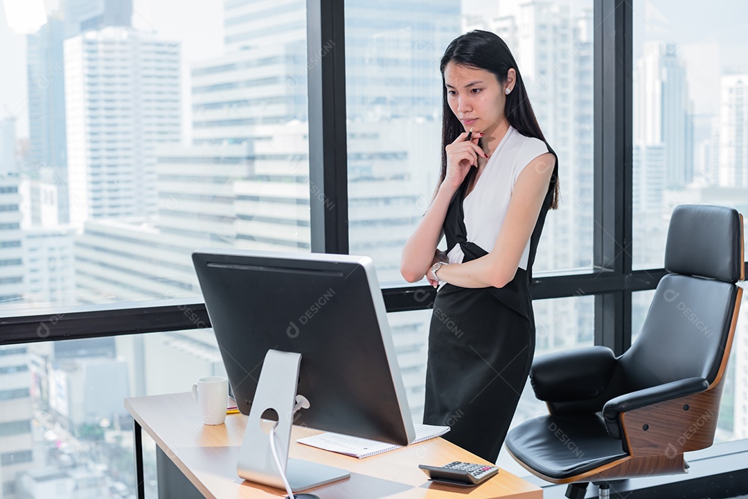 Mulher de negócios mostrar cartão de nome no escritório moderno.