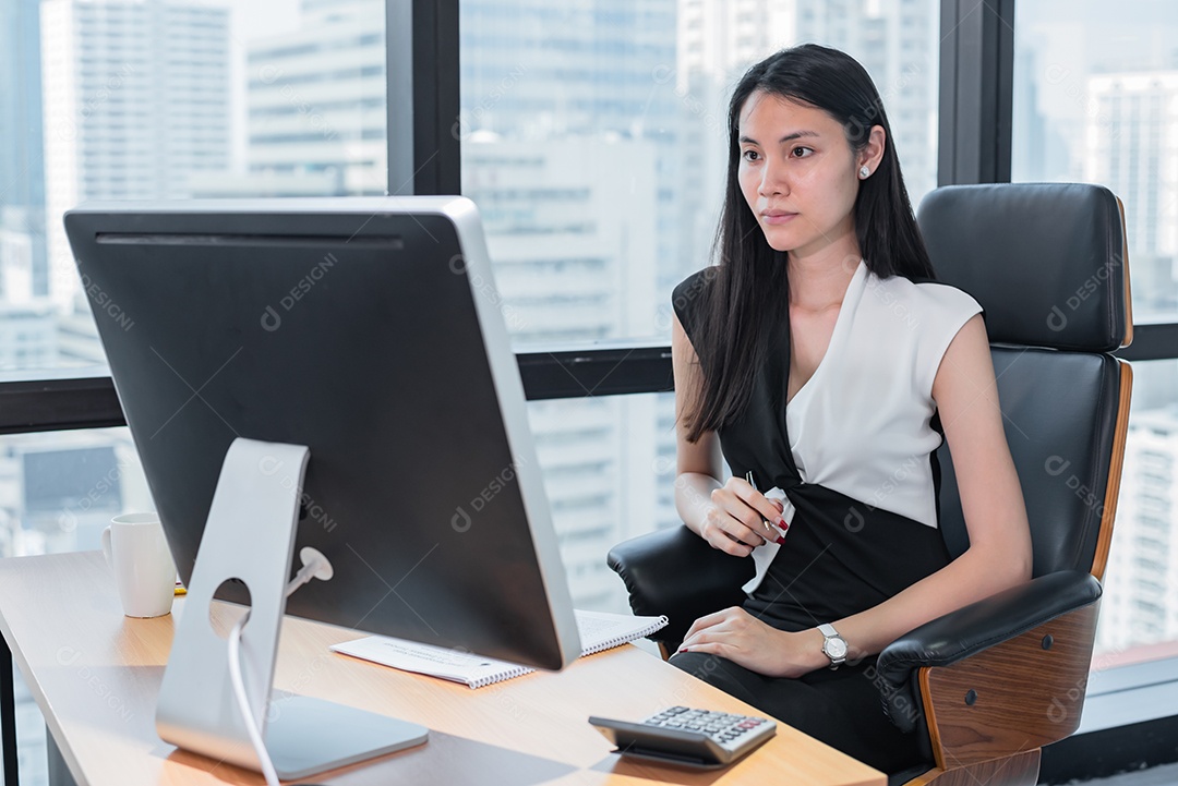 Mulher de negócios mostrar cartão de nome no escritório moderno.