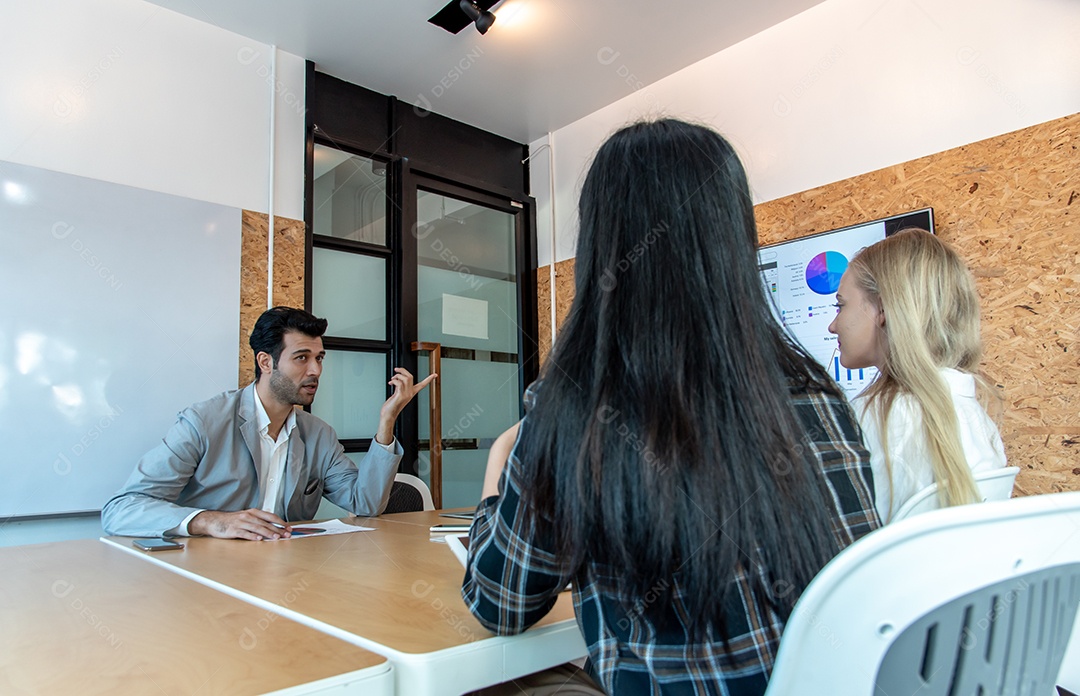 Homem de negócios falando equipe para alvo e plano de venda e marketing em exibição.