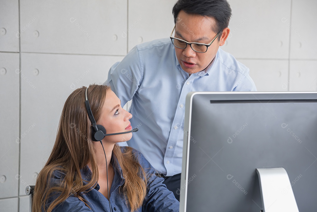 Chefe fala com uma mulher bonita com o suporte ao cliente do serviço de call center ou o agente de vendas dá conselhos e ajuda a resolver problemas para os clientes, o trabalho da equipe de controle do chefe no escritório.