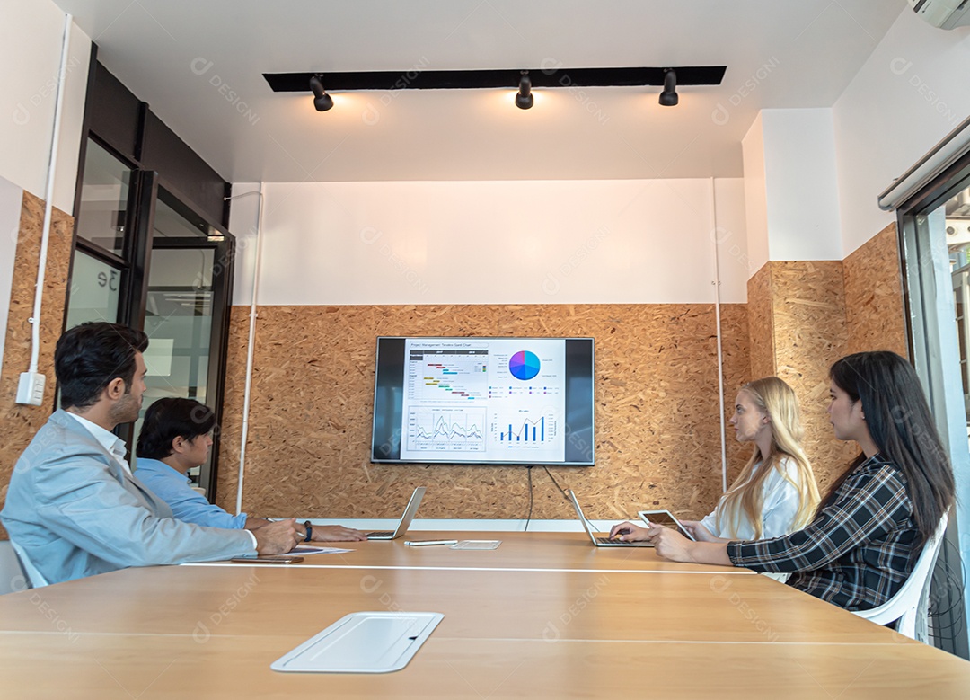 Mulher de negócios apresenta estratégia de marketing para trabalho em equipe no escritório.