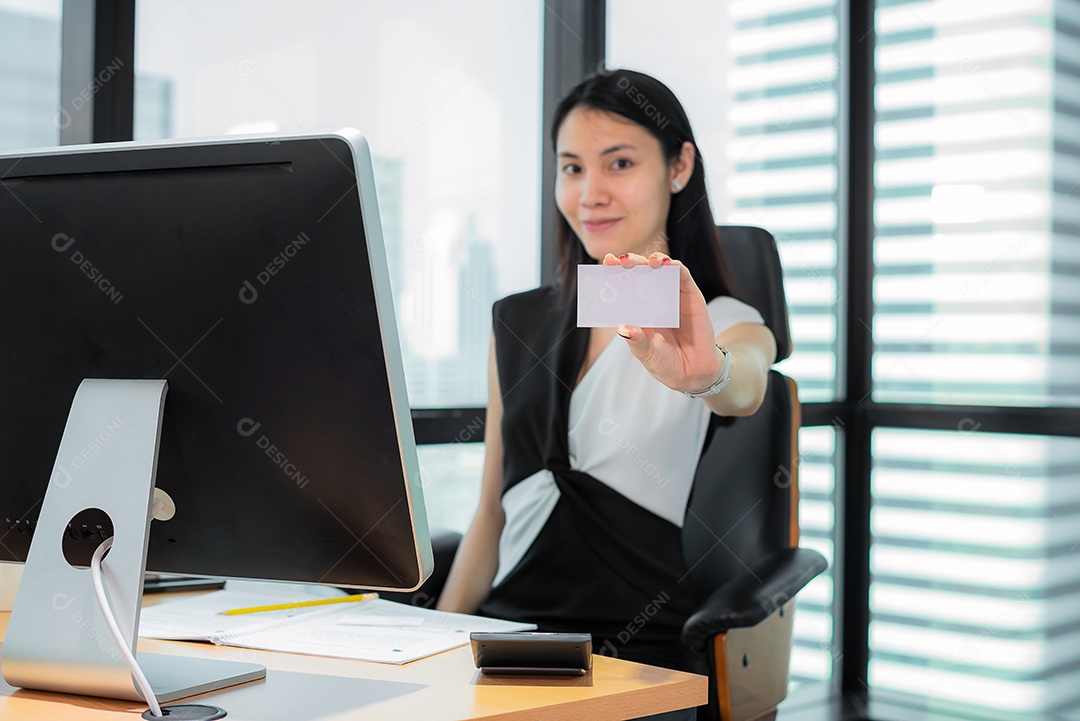 Mulher de negócios sente-se relaxe na cadeira, use o telefone móvel.