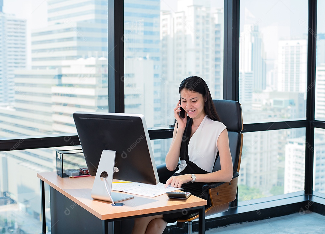 Mulher de negócios usa telefone celular para verificar e-mail ou bate-papo.