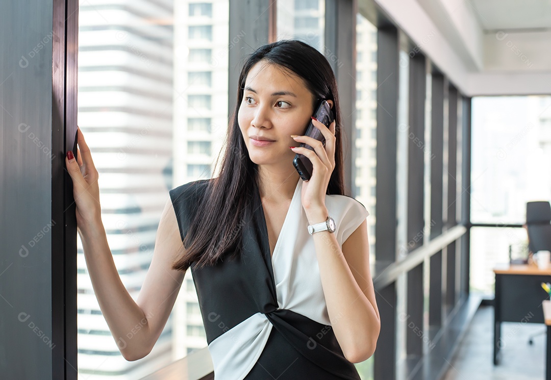 Mulher de negócios usa telefone celular para verificar e-mail ou bate-papo.