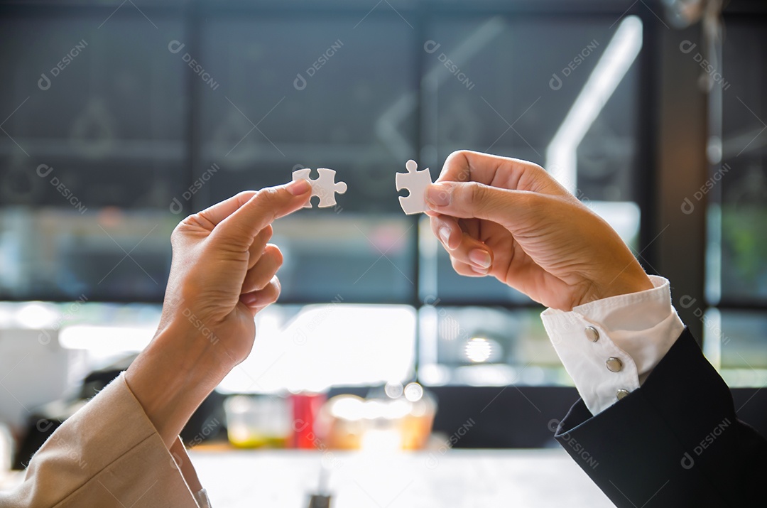 Empresários segurando quebra-cabeça branco e conectar juntos Ajudando uns aos outros e apoiando nos negócios