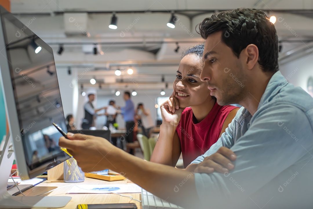 Os colegas discutem as conclusões no escritório moderno.