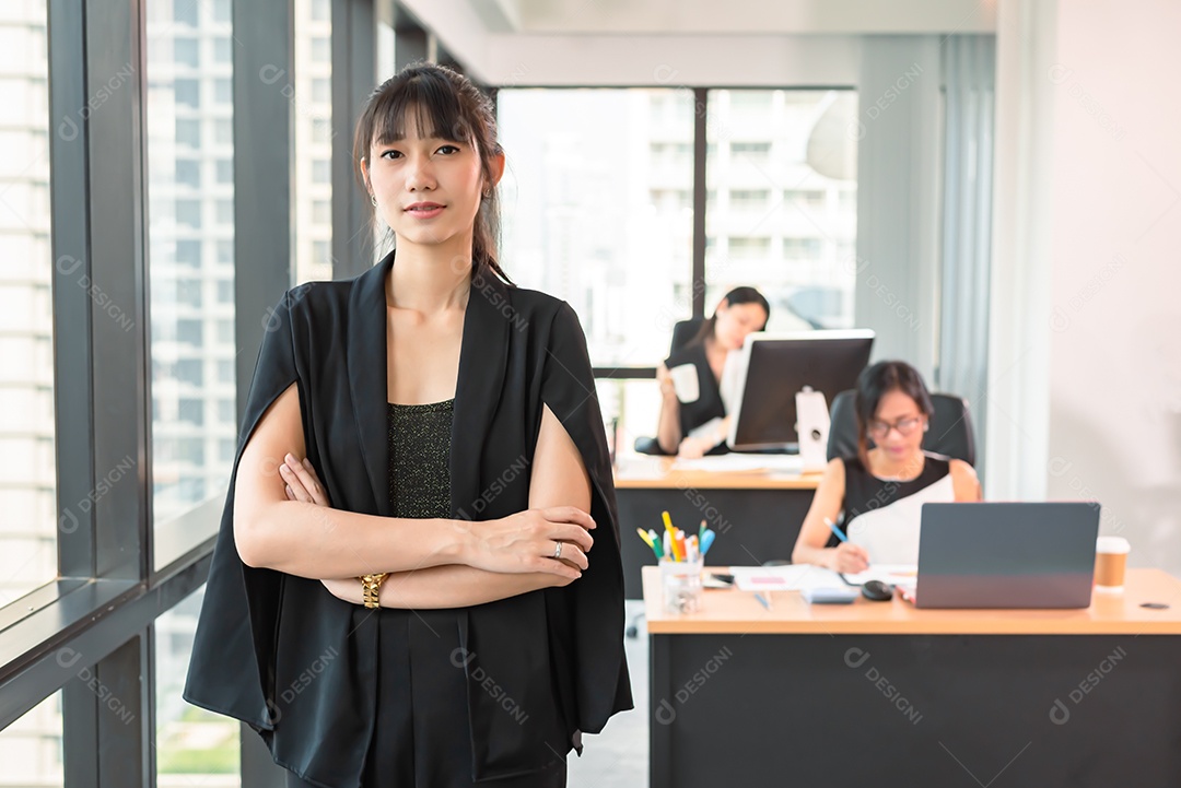 Jovem empresária asiática confiante em um escritório moderno.