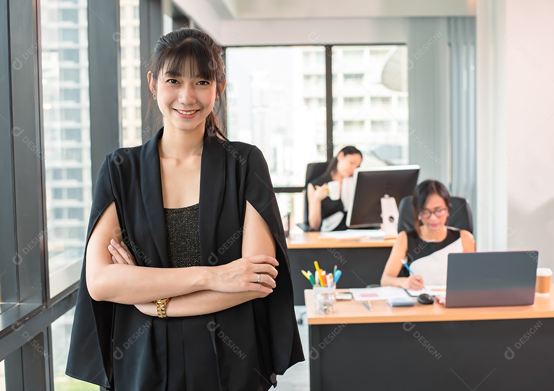 Jovem empresária asiática confiante em um escritório moderno.
