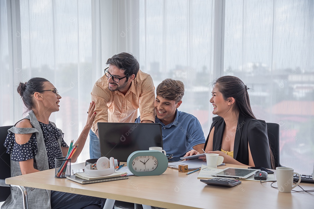 Grupo de colegas de negócios tendo reunião informal no escritório.