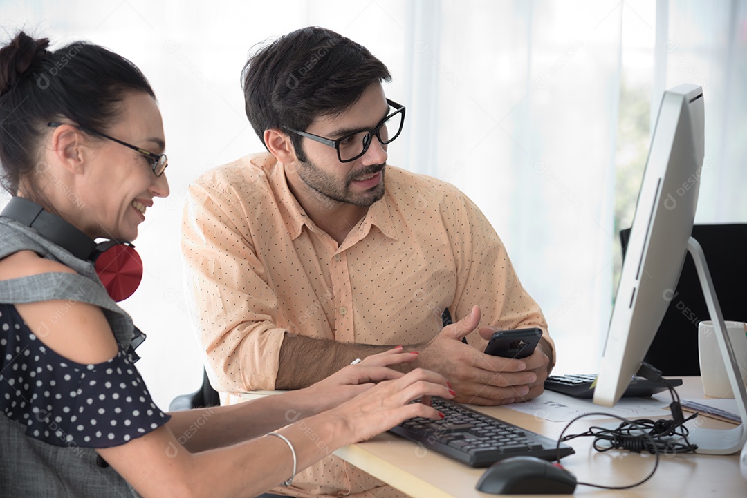 Homem de óculos usando celular para enviar e-mail ou conversar com amigos.