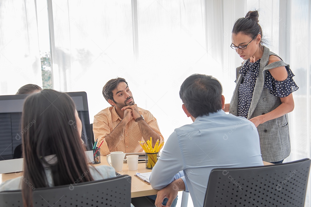 Grupo de colegas de negócios tendo reunião informal no escritório.