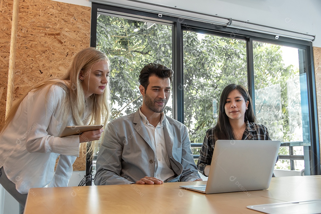 Grupo de empresários discutindo dados com colegas em videoconferência no escritório moderno.