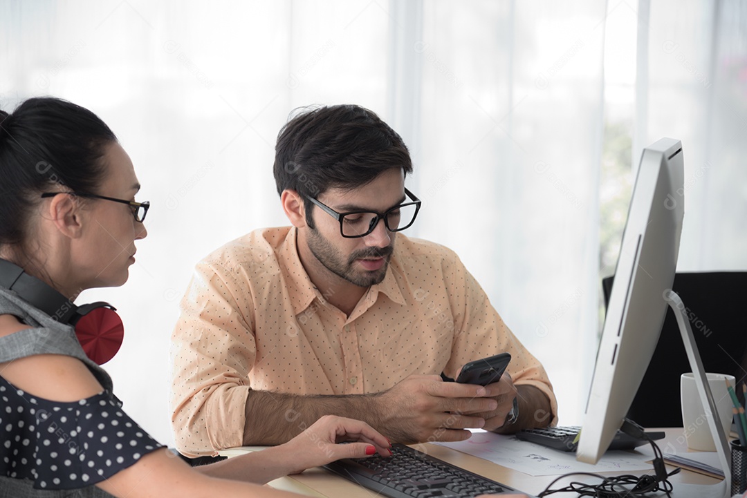 Homem de óculos usando celular para enviar e-mail ou conversar com amigos.