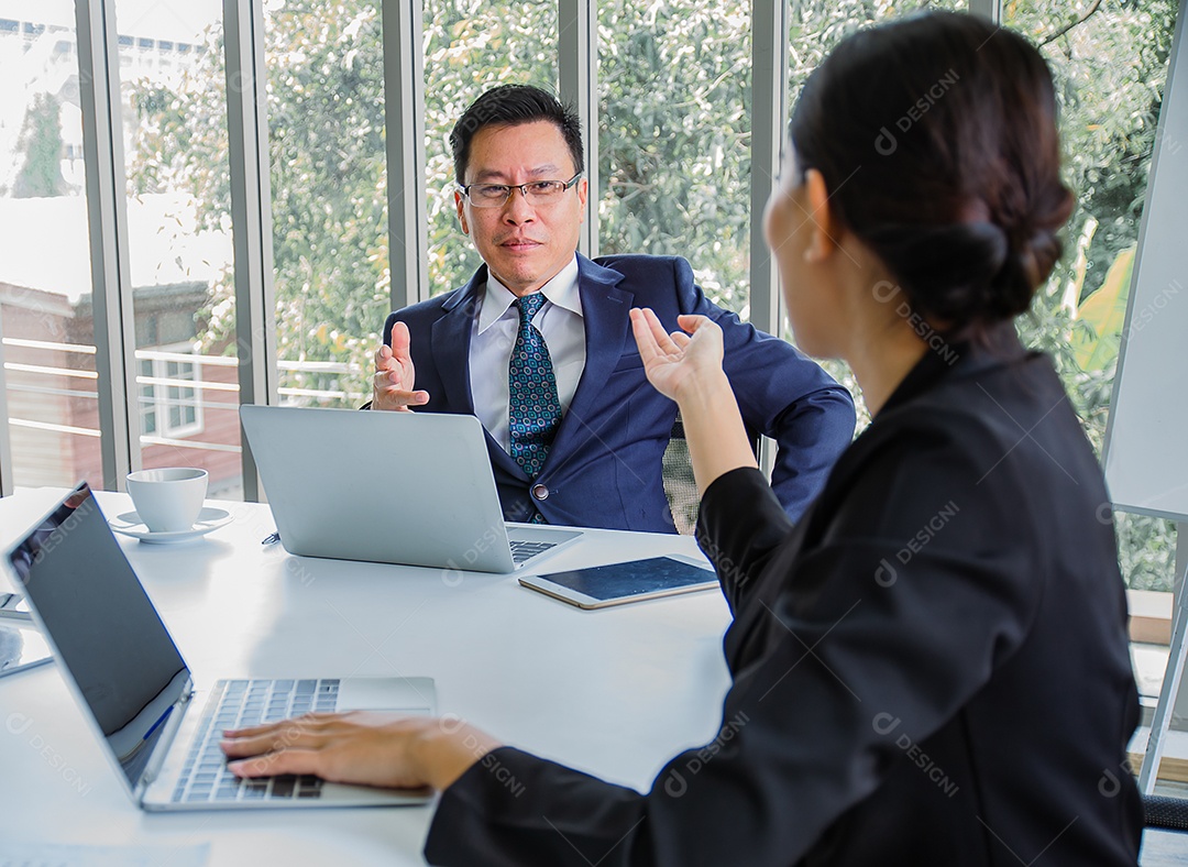 Reunião do gerente com a secretária no escritório.