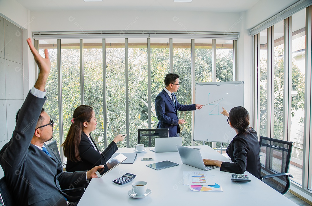 Reunião de gerente com trabalho em equipe no escritório.