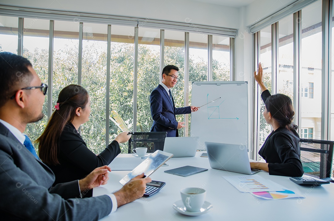 Reunião de gerente com trabalho em equipe no escritório.